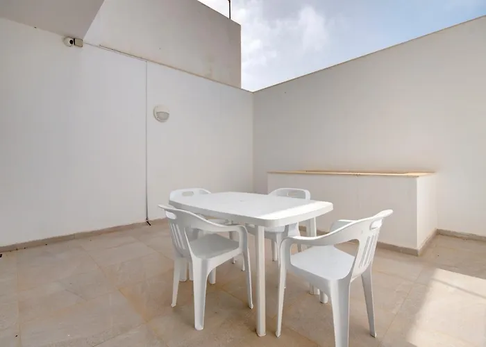 Malta's Beachfront In Διαμέρισμα Mellieħa