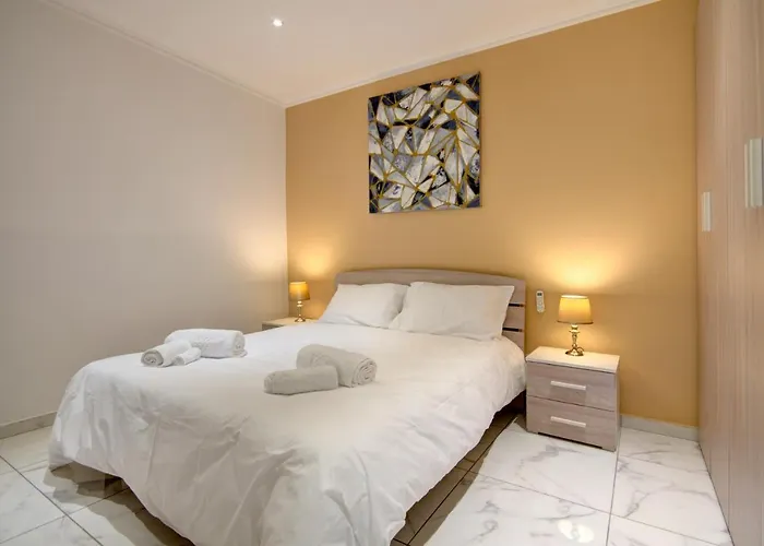 Malta's Beachfront In Διαμέρισμα *