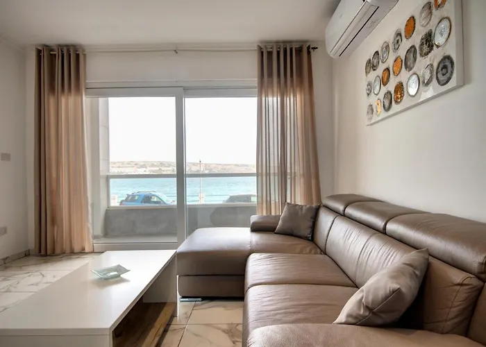 Malta's Beachfront In Διαμέρισμα